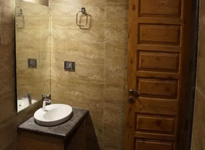 Neat and clean attached washroom at Rishikesh Yogpeeth accommodation