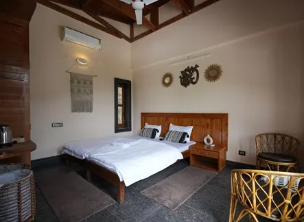 Well-Furnished Private Room – Abhayaranya Ashram Stay in Rishikesh
