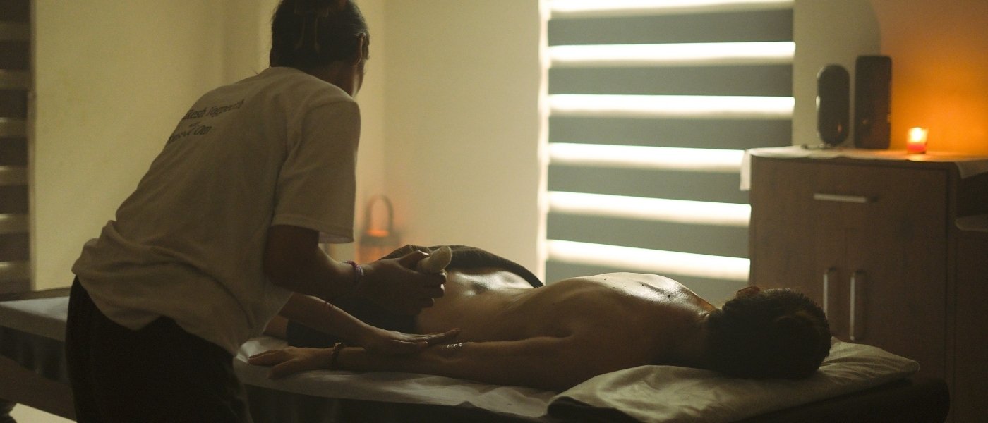 Ayurvedic oil massage therapy during detox retreat at Rishikesh Yogpeeth, Ayurveda retreat in Rishikesh India